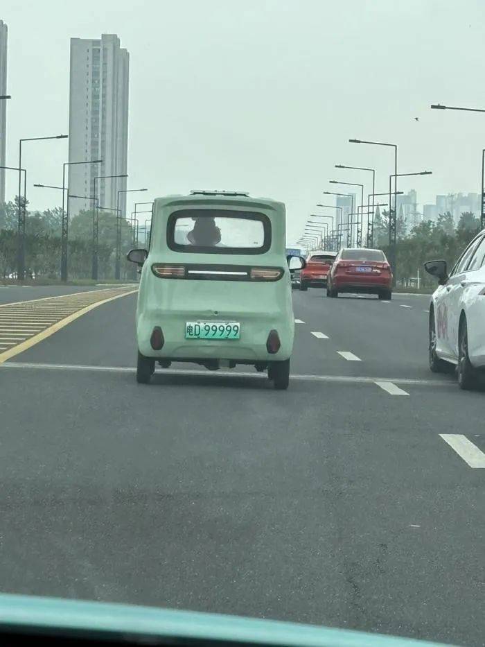 还在机动车道◇‍翡翠湾到花溪公馆道路存在安全隐患！澳门新葡京溧阳永安兰苑通知选房了◇‍禁止上路的车(图2)